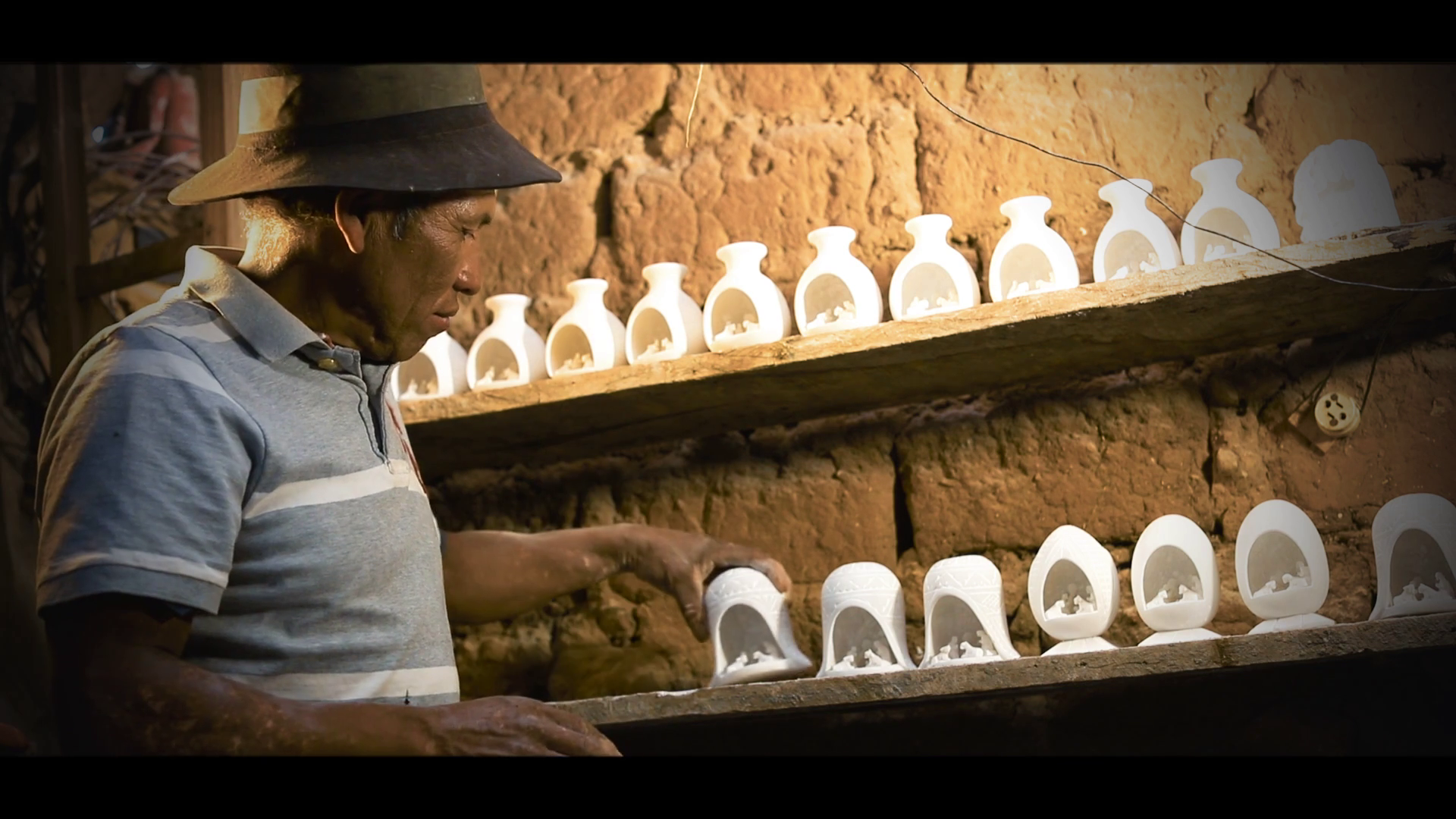 Artesano organizando piezas terminadas